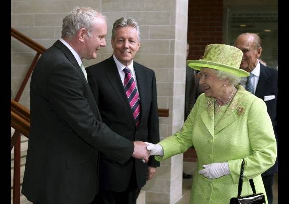 Reuters - Hasta en dos ocasiones, primero en privado y despu&#233;s en p&#250;blico, la monarca y el n&#250;mero dos del Sinn Fein, antiguo brazo pol&#237;tico del ya inactivo Ej&#233;rcito Republicano Irland&#233;s, Ira, estrecharon sus manos para dejar una instant&#225;nea dif&#237;cil de imaginar hace apenas 15 a&#241;os, tras la firma del acuerdo de paz del Viernes Santo.