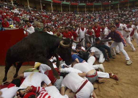 Ap - Las fiestas San Fermín, en las que una multitud corre junto a seis toros bravos por las calles de Pamplona, en España, son uno de los mayores atractivos en esta época del año. Desde 1924, 15 personas han muerto en los encierros que fueron inmortalizados en la novela Fiesta de Hemingway.
