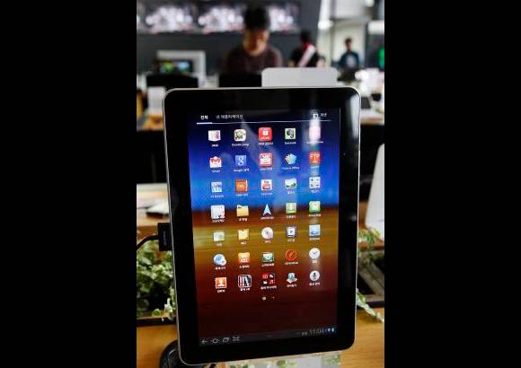 Reuters - Samsung presento el Tab 10.1 el pasado mes en Se&#250;l a la espera de lanzarlo a nivel mundial en octubre. La orden del tribunal alem&#225;n supone el primer varapalo legal para Samsung, inmerso en un cruce de denuncias con la compa&#241;&#237;a de Steve Jobs.