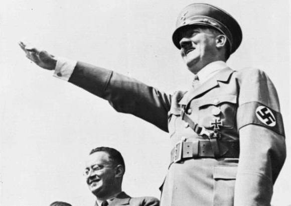 Archivo AP - Adolf Hitler murió en su búnker de Berlín en 1945. El dictador nazi fue responsable por el Holocausto y la muerte de millones de personas durante la Segunda Guerra Mundial. Karl Doenitz, un comandante naval que condujo brevemente a Alemania después de la muerte de Hitler, fue condenado durante el juicio en Núremberg y estuvo una década en prisión. Doenitz murió en 1980.