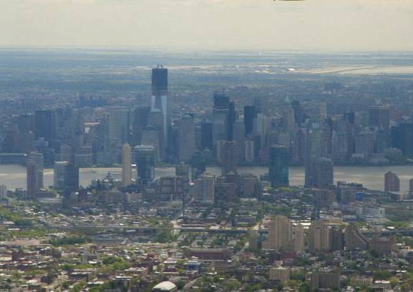 AP - Una vez est&#233; completada, previsiblemente hacia finales de 2013 &#243; principios de 2014, la Torre 1 del World Trade Center dominar&#225; el horizonte neoyorquino con sus 104 pisos y 541 metros de altura, que equivalen a 1.776 pies, una cifra simb&#243;lica porque &#233;se fue el a&#241;o que Estados Unidos se independiz&#243; formalmente del Imperio Brit&#225;nico.