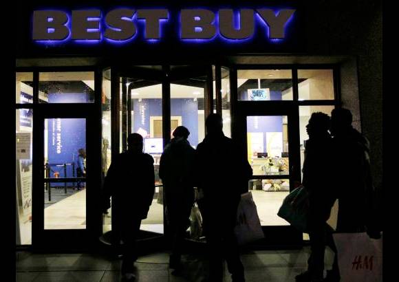 AP - La Federaci&#243;n Nacional de Venta al Detalle (NRF, por su sigla en ingl&#233;s) estima que este viernes salieron de compras m&#225;s de 152 millones de estadounidenses, frente a los 138 millones de personas que lo hicieron el a&#241;o pasado y a pesar de que el entorno econ&#243;mico sigue siendo delicado y el desempleo alto.