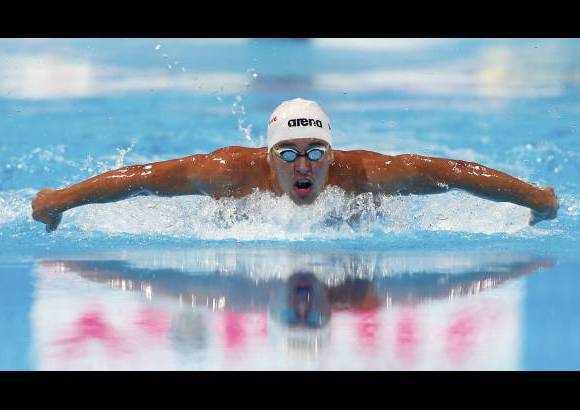 AP - Chad le Clos de Sud&#225;frica nada en la competencia de 200 metros mariposa hombres en la semi-final del campeonato mundial de nataci&#243;n en Barcelona.