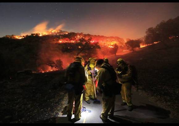 AP - Un incendio forestal en las colinas de California, Estados Unidos, ha dañado numerosos cultivos.
