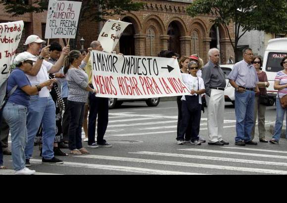 Manuela Palacio Hernández - Con las facturas del impuesto predial en la mano, residentes del barrio Patio Bonito y de sectores vecinos protestaron en el parque de El Poblado