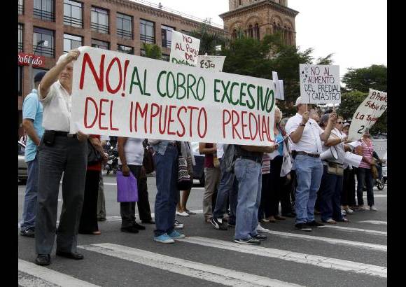 Manuela Palacio Hernández - Los participantes de la protesta exigieron ajustes a los avalúos y a la liquidación de sus impuestos, al tiempo que demandaron la presencia del alcalde Gaviria y de los concejales.