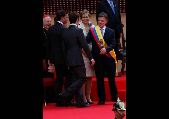 AP - Juan Manuel Santos jur&#243; como presidente de Colombia. Recibi&#243; las felicitaciones de su esposa e hijos.