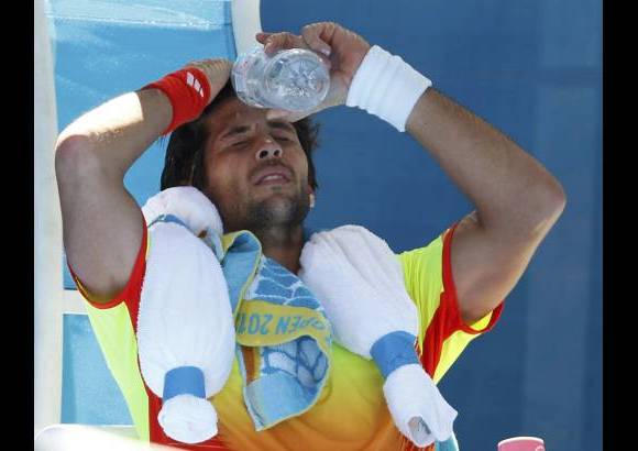 Reuters - El partido m&#225;s emotivo fue el protagonizado por Bernard Tomic, la joven promesa local de 19 a&#241;os, que se recuper&#243; de dos sets perdidos y al final derrot&#243; 4-6, 6-7 (3), 6-4, 6-2, 7-5 al espa&#241;ol Fernando Verdasco (22, en la foto).