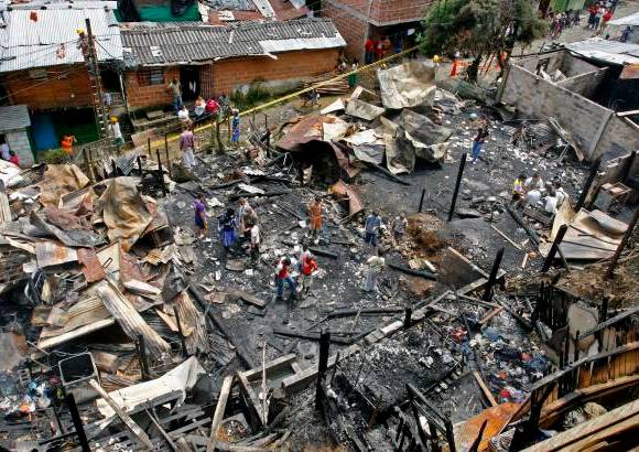 Esteban Vanegas - Los Bomberos de la ciudad informaron que las llamas se iniciaron a las 11:35 de la noche del lunes.