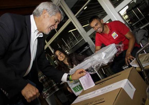 Agencias - Tambi&#233;n asisti&#243; a votar, el precandidato a la Presidencia de la Rep&#250;blica, Enrique Pe&#241;alosa.