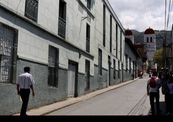 Donaldo Zuluaga - Sopetr&#225;n se localizada a 74 kil&#243;metros de Medell&#237;n, por la ruta: Medell&#237;n, Palmitas, San Jer&#243;nimo y Sopetr&#225;n. O Medell&#237;n, San Pedro, Belmira, Horizontes y Sopetr&#225;n.