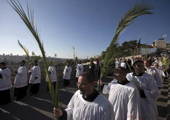 Reuters - Los miembros del clero cat&#243;lico durante la procesi&#243;n de Domingo de Ramos en el Monte de los Olivos en Jerusal&#233;n.