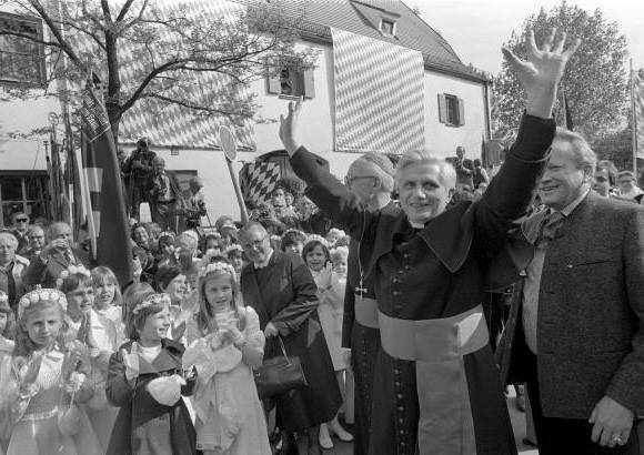 AP - Ese a&#241;o, se convirti&#243; en cardenal y en 1981 prefecto de la Congregaci&#243;n para la Doctrina de la Fe (antiguo Santo Oficio).
