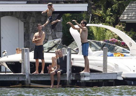 AP - Sus cinco hijos, cinco nueras y 18 nietos estuvieron presentes en el D&#237;a de la Independencia cuando desfil&#243; con su familia por la calle principal del balneario de Wolfeboro donde pasa sus vacaciones.