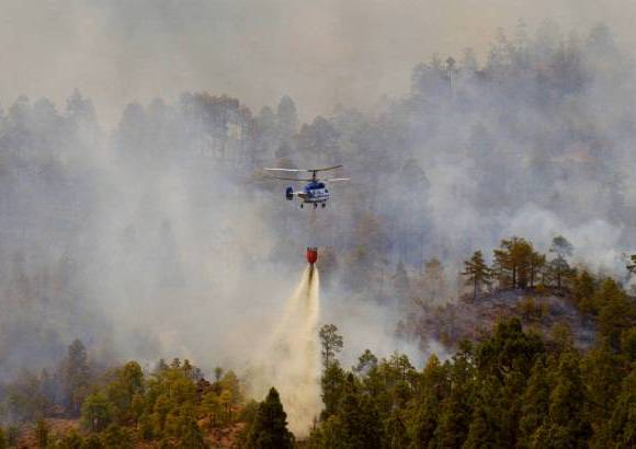Reuters - Un incendio declarado en la tur&#237;stica isla espa&#241;ola de Tenerife, en el archipi&#233;lago atl&#225;ntico de las Canarias, oblig&#243; este martes a la evacuaci&#243;n del municipio de Vilaflor.