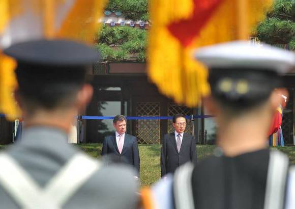 - La ceremonia en los exteriores del palacio Cheong Wa Dae, tambi&#233;n conocida como Casa Azul, fue muy colorida.