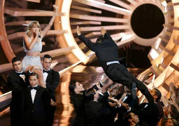 Reuters - Subi&#243; a lo m&#225;s alto del escenario, y mientras sus bailarines en esm&#243;quin la esperaban abajo con los brazos abiertos, como esperando que saltara, dijo: &quot;Un segundo. No me importa que sean los VMA. Yo no me lanzo desde aqu&#237;&quot;. Y agreg&#243;: &quot;Todo tipo de gente est&#225; siendo mordida por serpientes. Peligroso&quot;.