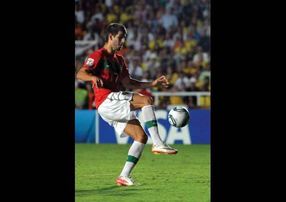 Colprensa - Un solitario gol de Nelson Oliveira, quien aprovech&#243; un error del zaguero Banana Yaya a los 19 minutos de juego, le dio a Portugal la victoria sobre Camer&#250;n en el partido de fondo del Grupo B.