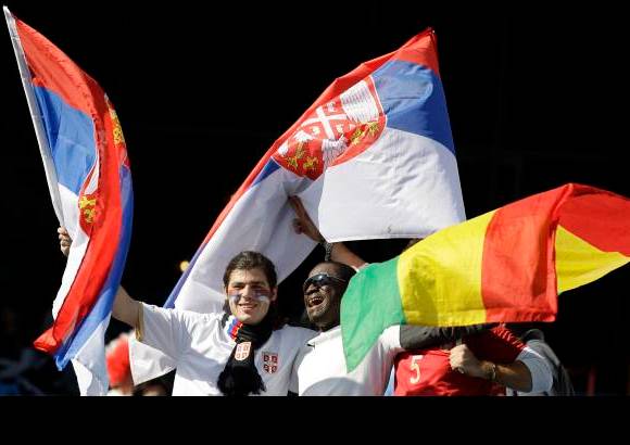 AP - Mucha hermandad y camarader&#237;a en las tribunas del estadio Loftus Versfeld de Pretoria.