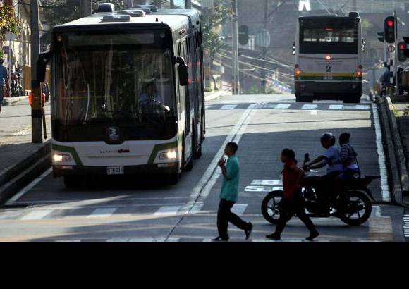 Manuel Saldarriaga - Los curiosos que se apostaron en estaciones como Universidad de Medell&#237;n o La Palma confiaron en convertirse en la madrugada de este jueves en los primeros usuarios del metropl&#250;s, sin embargo, la espera se prolongar&#225; unas horas m&#225;s.