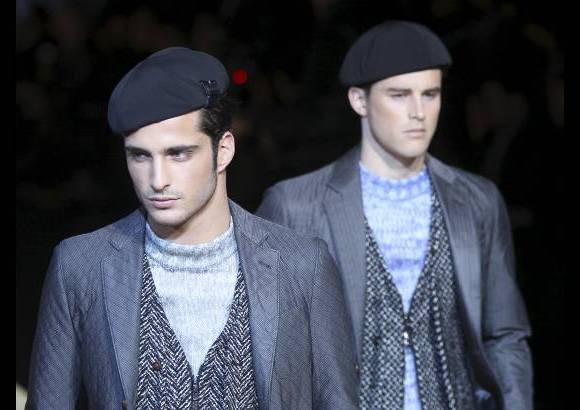AP - Chalecos, boinas, guantes, rayas y cuadros se ven en la nueva colección de la firma Armani.