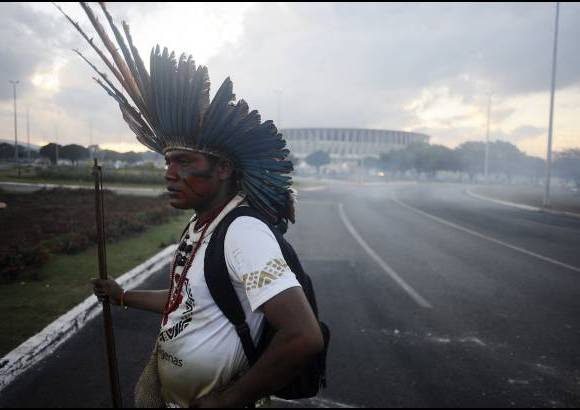 REUTERS - El grupo dijo que la construcci&#243;n de los estadios para la Copa del Mundo fue demasiado costosa, lo que caus&#243; que subieran los precios de los bienes ra&#237;ces y oblig&#243; a familias de bajos recursos a abandonar sus hogares.
