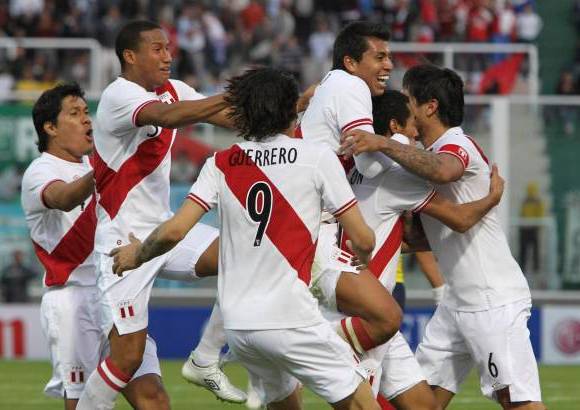 Reuters - 7 victorias ajust&#243; Per&#250; sobre los cafeteros en la Copa Am&#233;rica.