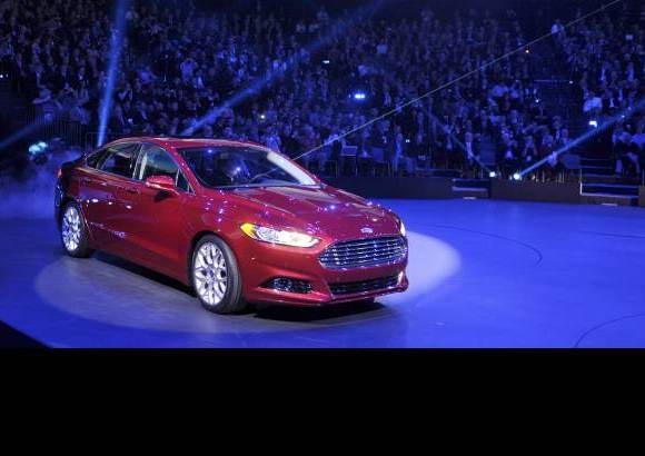 Reuters - Los fabricantes coinciden en que 2012 apunta a seguir siendo a&#241;o de bienes para el motor estadounidense, que en 2009 y 2010 vivi&#243; los peores a&#241;os que se recuerdan en la industria automotriz del pa&#237;s. En la foto el Ford Fusion modelo 2013.