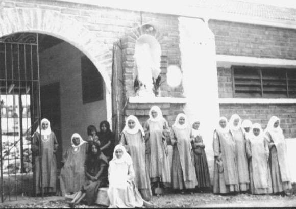 Archivo - En la imagen se ve a la Madre Laura con religiosas de la comunidad fundada por ella, a la entrada del Noviciado.