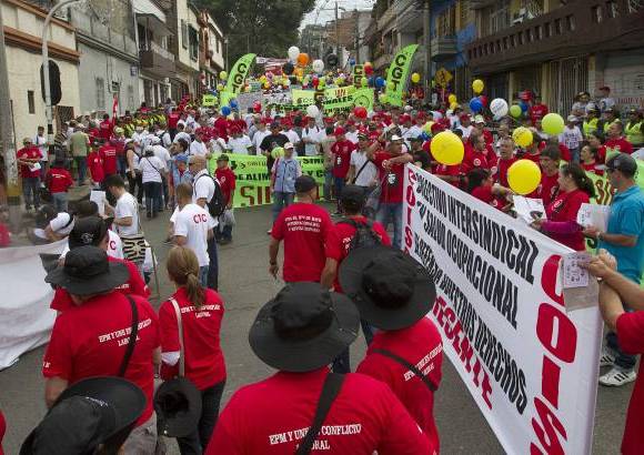 ESTEBAN VANEGAS - Las centrales obreras y grupos estudiantiles de las universidades Nacional y de Antioquia marcharon este 1 de mayo por las calles de Medell&#237;n, exigiendo garant&#237;as laborales al Gobierno Nacional. Al final de la movilizaci&#243;n se presentaron algunos enfrentamientos entre varios manifestantes y agentes de la Polic&#237;a.