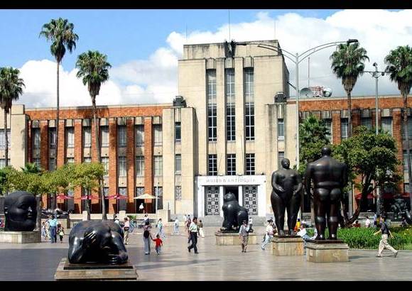 FOTO EL COLOMBIANO - El Parque de las Esculturas se convirti&#243; en referente cultural y tur&#237;stico de Medell&#237;n, y en ejemplo de recuperaci&#243;n social. Las esculturas est&#225;n en a la vista y alcance de todos los visitantes, que suelen tomarse fotos al lado de los &quot;gordos&quot; de Botero.