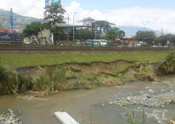 Cortes&#237;a &#193;rea Metropolitana - El colapso de la estructura de confinamiento de la v&#237;a f&#233;rrea entre las estaciones Ayur&#225; y Envigado provoc&#243; la suspensi&#243;n temporal de la operaci&#243;n del metro de Medell&#237;n entre la Aguacatala y La Estrella.