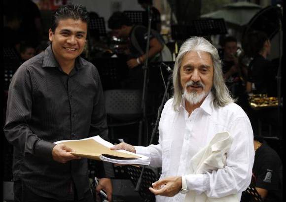 - Los maestros Marco Antonio Castro y Hugo Riaño, director de la banda de la Red de Escuelas de Música, simbolizan el relevo de dirección para este encuentro dominical con la cultura.