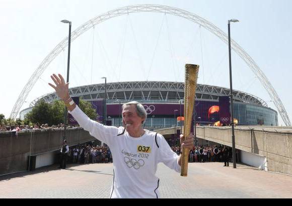 Reuters - La llama olímpica sigue su recorrido y ronda el estadio Olímpico, sitio donde se celebrará la inauguración.