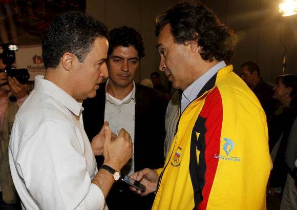 Donaldo Zuluaga - El alcalde de Medellín, Aníbal Gaviria Correa (izq.), Juan Camilo Quintero, director de la candidatura (centro), y el gobernador de Antioquia, Sergio Fajardo Valderrama, durante la espera del anuncio en Plaza Mayor. La noticia llegó desde Lausana, Suiza.