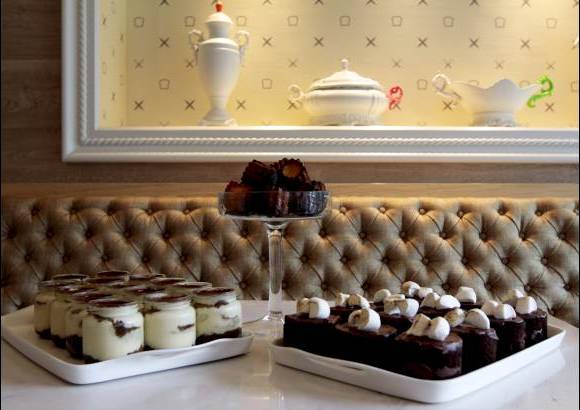 - Constantino se especializa en pastelería francesa y allí se puede pedir desde un un quiche o una torta de frutas.