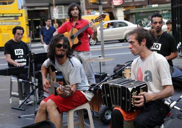Diego Gonz&#225;lez - San Telmo en domingo es indispensable para la salud: la m&#250;sica, el arte, los clowns, la calle de piedra, Mafalda, artesan&#237;as y todo tipo de ventas, desde un cortau&#241;as hasta pinturas de gran formato.
