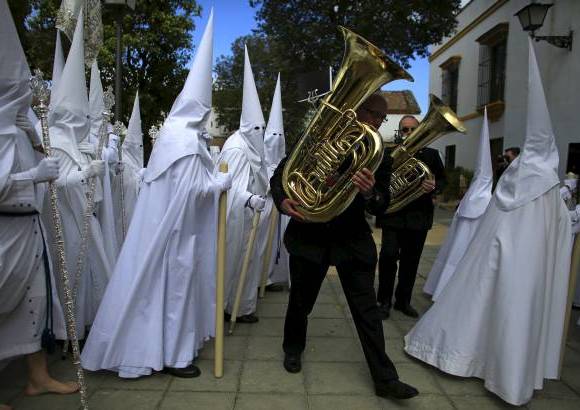 Reuters - Cofrad&#237;a durante el inicio de la Semana Santa en la capital andaluza de Sevilla, sur de Espa&#241;a.
