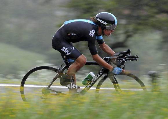 AP - El colombiano Rigoberto Ur&#225;n (SKY) se acerc&#243; al segundo puesto de la clasificaci&#243;n general del Giro de Italia que ostenta Cadel Evans (BMC), 10 segundos los separan.