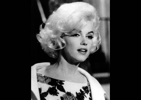 AP - En abril de 1962, Marilyn Monroe aparece en el set de su &#250;ltima pel&#237;cula Algo tiene que ceder, en Los &#193;ngeles.