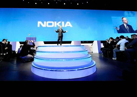 Reuters - El presidente y consejero delegado de la multinacional finlandesa Nokia, Stephen Elop, present&#243; este mi&#233;rcoles en Londres el Nokia Lumia 800 y el Lumia 710, los dos primeros tel&#233;fonos inteligentes de la compa&#241;&#237;a en incorporar el sistema operativo Windows Phone de Microsoft.