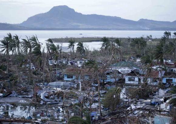 AP - El "supertifón" de categoría 5 se debilitó a categoría 4, aunque las previsiones afirman que podría reforzarse de nuevo sobre el mar del sur de China en su camino hacia Vietnam.