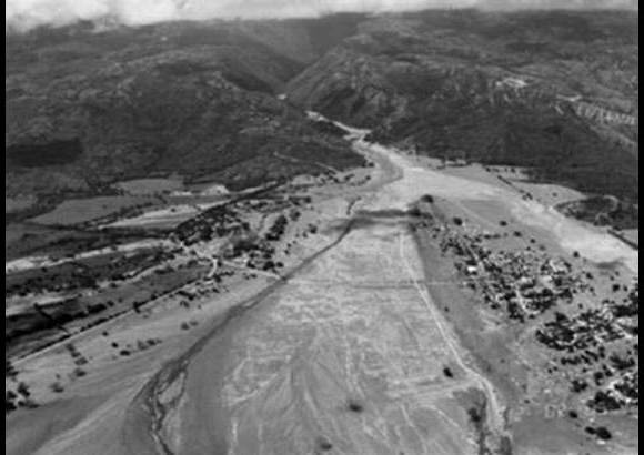 Foto Cortes&#237;a FAC - Este martes 13 de noviembre, hace 27 a&#241;os, una avalancha de lodo y piedras sepult&#243; a la poblaci&#243;n de Armero y caus&#243; la muerte a cerca de 25 mil personas. El cr&#225;ter Arenas del Nevado del Ruiz hizo erupci&#243;n y su deshielo provoc&#243; la avalancha de lodo que desapareci&#243; a Armero. Esta fue la primera imagen con que se encontraron los oficiales que llegaron a la zona