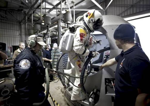 Foto Cortes&#237;a Misi&#243;n Stratos Red Bull - El austriaco y su grupo de t&#233;cnicos especialistas en viajes tripulados ultiman detalles.