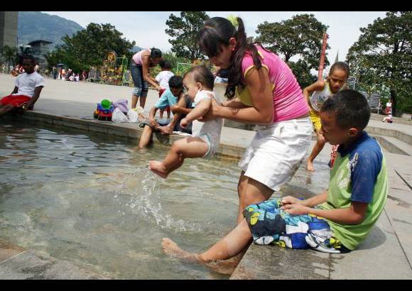 FOTO EL COLOMBIANO - El Parque de los Pies Descalzos es un lugar para el encuentro ciudadano, el sano esparcimiento y la comuni&#243;n con la naturaleza. Fue inaugurado el 7 de diciembre de 1998 y forma parte de los programas de recuperaci&#243;n arquitect&#243;nica y urban&#237;stica desarrollados por las Empresas P&#250;blicas de Medell&#237;n.