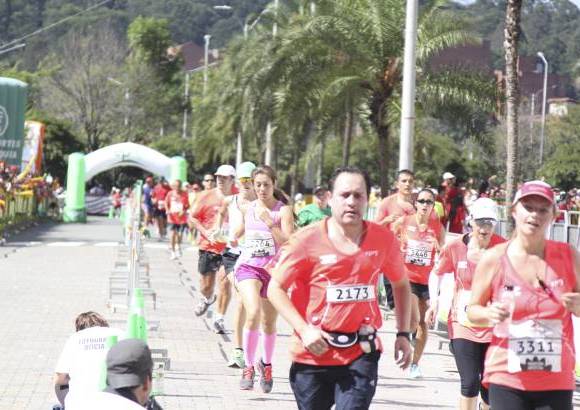 Esteban Jaramillo y Sebasti&#225;n Salazar - M&#225;s de 10 mil competidores se dieron cita en esta hist&#243;rica cita deportiva que se corr&#237;a en las modalidades de 5, 10, 21 y 42 kil&#243;metros.