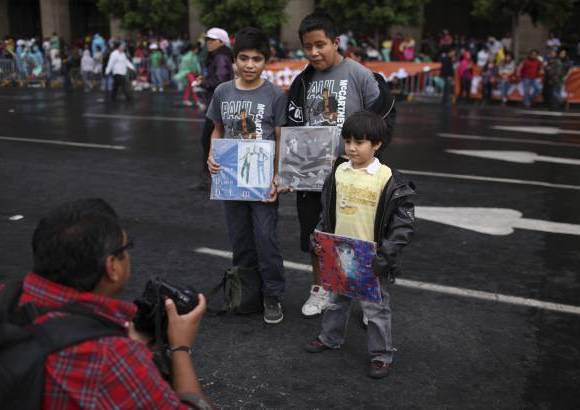 AP - Autoridades del gobierno capitalino informaron que el operativo policiaco y de vigilancia estuvo a cargo de la Secretar&#237;a de Seguridad P&#250;blica del Distrito Federal, instancia que despleg&#243; 4.500 polic&#237;as, 256 veh&#237;culos, un helic&#243;ptero, adem&#225;s de realizar vigilancia a trav&#233;s de videoc&#225;maras para garantizar la seguridad e integridad de los asistentes.