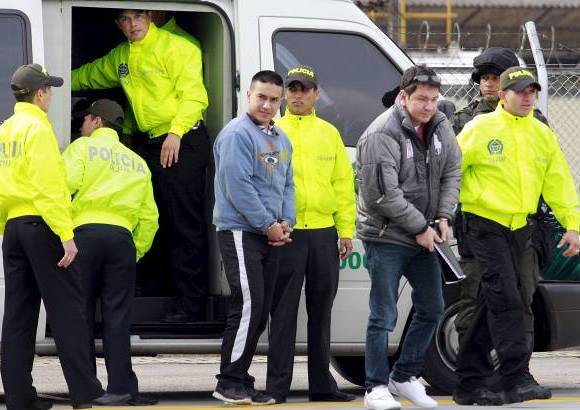 Colprensa - En un avi&#243;n de la DEA fue traslado a Estados Unidos, este jueves por la ma&#241;ana, Camilo Torres Mart&#237;nez, alias &quot;Fritanga&quot;, junto a otras seis personas para que respondan ante una Corte Federal de La Florida por el delito de narcotr&#225;fico.