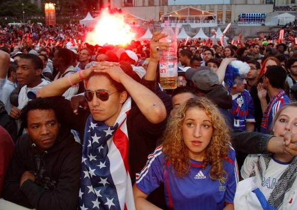 Reuters - En París, los hinchas franceses siguieron minuto a minuto la derrota de su equipo.