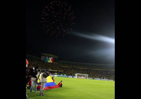 Colprensa - Con juegos pirot&#233;cnicos y un imponente marco en el estadio El Camp&#237;n fueron recibidas ambas selecciones.
